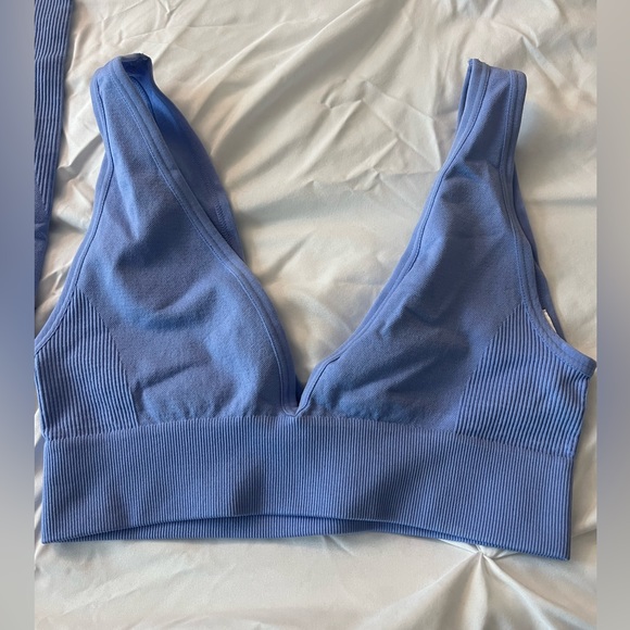 WeWoreWhat Seamless Leggings and V Neck Bra Top Set in Powder Blue - Picture 4 of 4